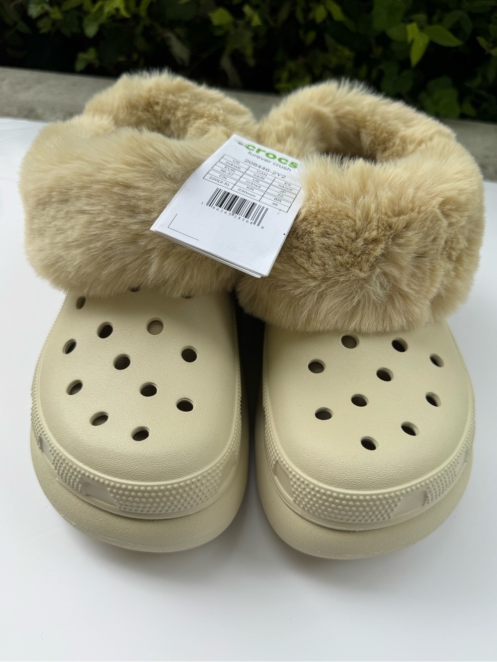Crocs Furever Crush Platform Clogs Faux Fur Beige Women’s 6 NWT